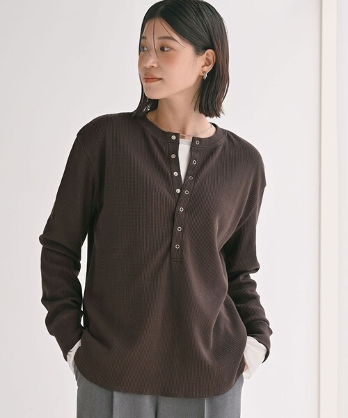 green label relaxing（グリーンレーベルリラクシング）の「＜at ease＞ヘンリーネック ワッフル プルオーバー カットソー（Tシャツ/カットソー・レディース・ダークグレー/ナチュラル/オフホワイト/ダークブラウン・FREE）」の6枚目の写真