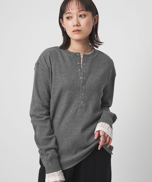green label relaxing（グリーンレーベルリラクシング）の「＜at ease＞ヘンリーネック ワッフル プルオーバー カットソー（Tシャツ/カットソー・レディース・ダークグレー/ナチュラル/オフホワイト/ダークブラウン・FREE）」の11枚目の写真