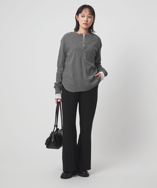 green label relaxing（グリーンレーベルリラクシング）の「＜at ease＞ヘンリーネック ワッフル プルオーバー カットソー（Tシャツ/カットソー・レディース・ダークグレー/ナチュラル/オフホワイト/ダークブラウン・FREE）」の13枚目の写真
