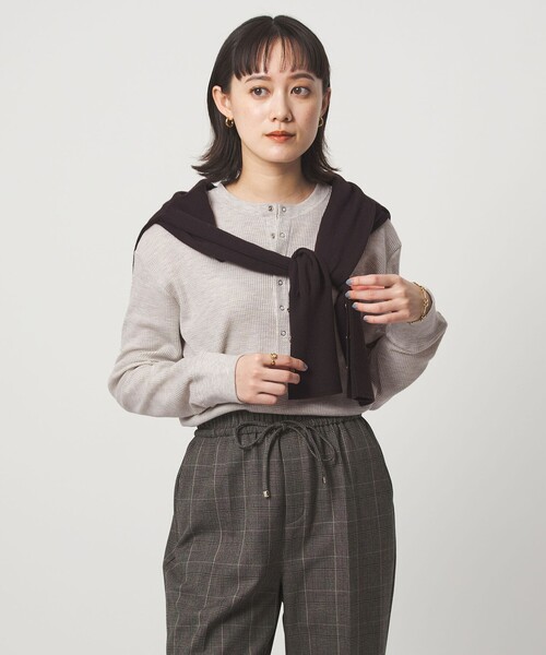 green label relaxing（グリーンレーベルリラクシング）の「＜at ease＞ヘンリーネック ワッフル プルオーバー カットソー（Tシャツ/カットソー・レディース・ダークグレー/ナチュラル/オフホワイト/ダークブラウン・FREE）」の16枚目の写真