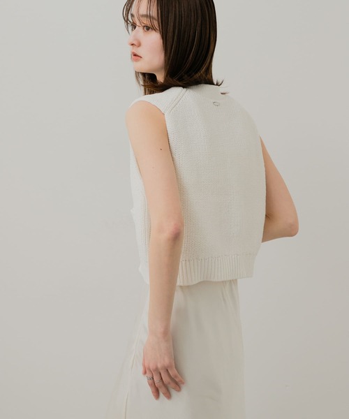 SENSE OF PLACE by URBAN RESEARCH（センスオブプレイスバイアーバンリサーチ）の「クロップドニットベスト（ベスト・レディース・チャコールグレー/アイボリー/ネイビー・ONE）」の5枚目の写真