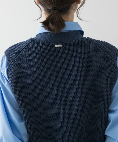 SENSE OF PLACE by URBAN RESEARCH（センスオブプレイスバイアーバンリサーチ）の「クロップドニットベスト（ベスト・レディース・チャコールグレー/アイボリー/ネイビー・ONE）」の13枚目の写真