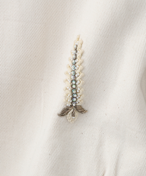 EDIFICE（エディフィス）の「KARTIK RESEARCH (カルティック リサーチ) HAND EMBROIDERED PLEATED JKT（その他アウター・メンズ・アイボリー・X-LARGE/LARGE）」の4枚目の写真