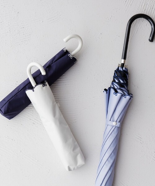 Afternoon Tea（アフタヌーンティー）の「【UVカット率・遮光率100%生地使用】スカラップリボン刺繍晴雨兼用長傘 日傘（長傘・レディース・ネイビー/ブルー/オフホワイト・ONE SIZE）」の4枚目の写真