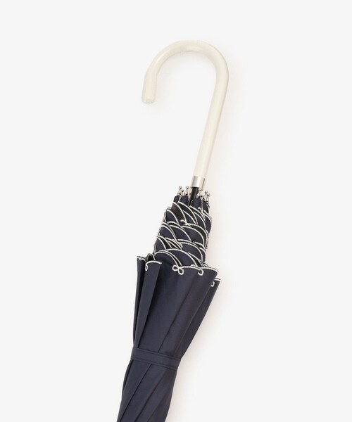Afternoon Tea（アフタヌーンティー）の「【UVカット率・遮光率100%生地使用】スカラップリボン刺繍晴雨兼用長傘 日傘（長傘・レディース・ネイビー/ブルー/オフホワイト・ONE SIZE）」の11枚目の写真