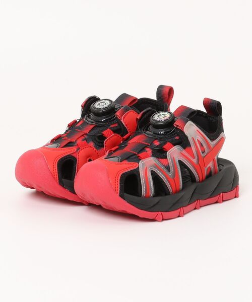 MAD FOOT（マッドフット）の「MADFOOT! マッドフット キッズ ダイヤルサンダル【幅広3E】脱ぎ履き簡単 スニーカーサンダル つま先ガード 子供靴 251008（サンダル・キッズ・ブラック系その他/ブラック×ブルー/ブラック×レッド・22.0cm/21.0cm/20.0cm/19.0cm/23.0cm）」の2枚目の写真