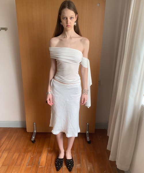 LONSLAN（ロンスラン）の「【LONSLAN】アシンメトリーオフショルダートップス LONW25s031（Tシャツ/カットソー・レディース・ブラック/ホワイト・M）」の5枚目の写真