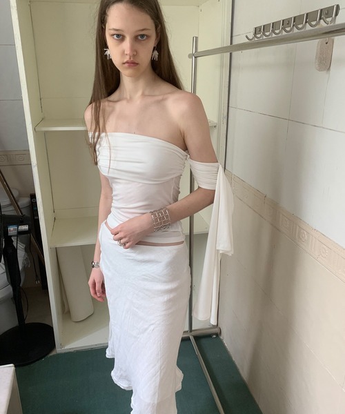 LONSLAN（ロンスラン）の「【LONSLAN】アシンメトリーオフショルダートップス LONW25s031（Tシャツ/カットソー・レディース・ブラック/ホワイト・M）」の7枚目の写真