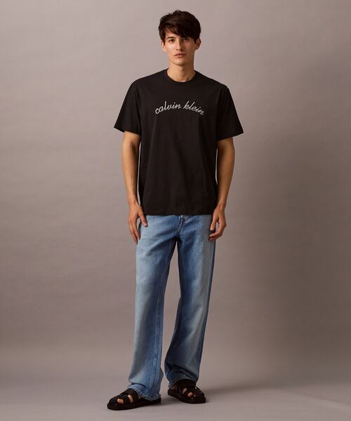 Calvin Klein(カルバン・クライン)の「【ユニセックス】グラフィック Tシャツ(Tシャツ/カットソー・メンズ・ホワイト/ブラック・L/M/S/XS)」の3枚目の写真