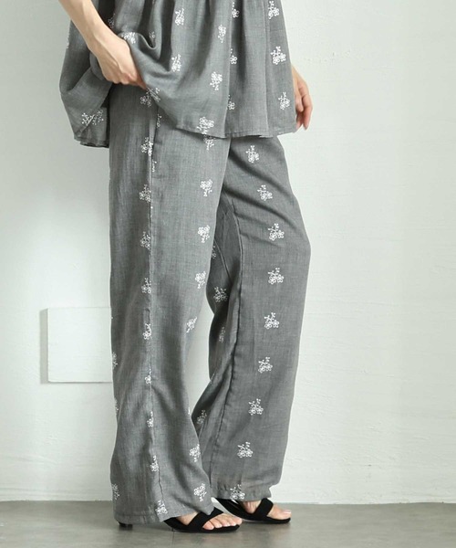 Sawa a la mode(サワアラモード)の「ミニフラワー刺繍セミワイドパンツ(その他パンツ・レディース・グレー/ブラック・FREE)」の1枚目の写真