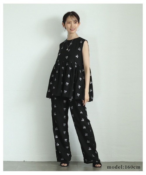 Sawa a la mode(サワアラモード)の「ミニフラワー刺繍セミワイドパンツ(その他パンツ・レディース・グレー/ブラック・FREE)」の8枚目の写真