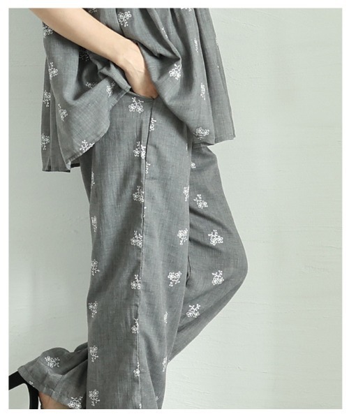 Sawa a la mode(サワアラモード)の「ミニフラワー刺繍セミワイドパンツ(その他パンツ・レディース・グレー/ブラック・FREE)」の16枚目の写真