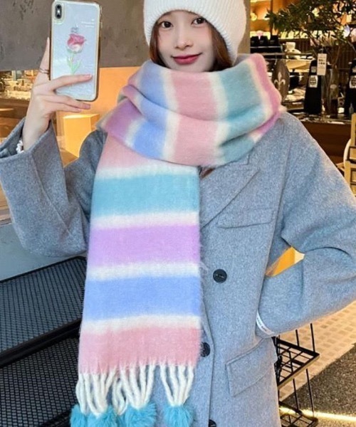 SHEPP(シープ)の「ポンポン付き マルチボーダーストールマフラー(マフラー・レディース・オレンジ/パープル/ブラック/ピンク・F)」の2枚目の写真