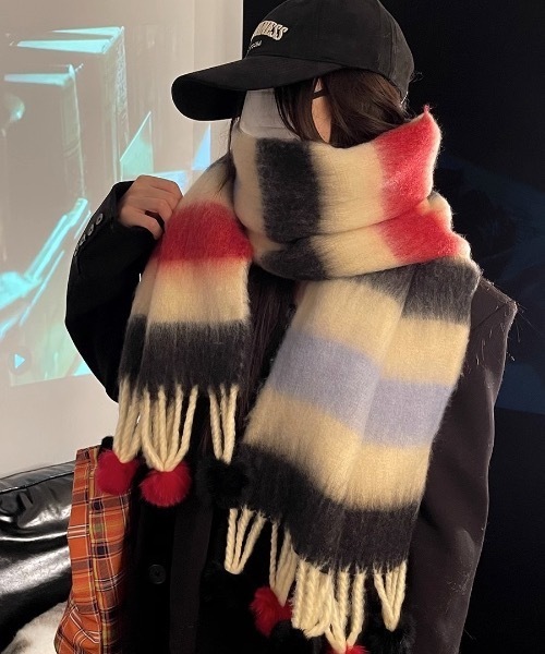 SHEPP(シープ)の「ポンポン付き マルチボーダーストールマフラー(マフラー・レディース・オレンジ/パープル/ブラック/ピンク・F)」の11枚目の写真