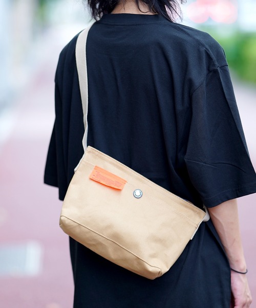 WEEKEND(ER)(ウィークエンダー)の「WEEKEND(ER) WORKERS SHOULDER(ショルダーバッグ・メンズ・ブラック/ベージュ・FREE)」の2枚目の写真