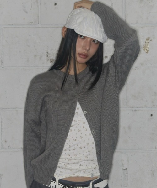 FANCY CLUB（ファンシークラブ）の「A'GEM/9 × .kom 『FANCY CLUB/ファンシークラブ』 SWALE KNIT CARDIGAN/ニットカーディガン（カーディガン/ボレロ・レディース・ブラウン/グレー/ブルー・FREE）」の2枚目の写真