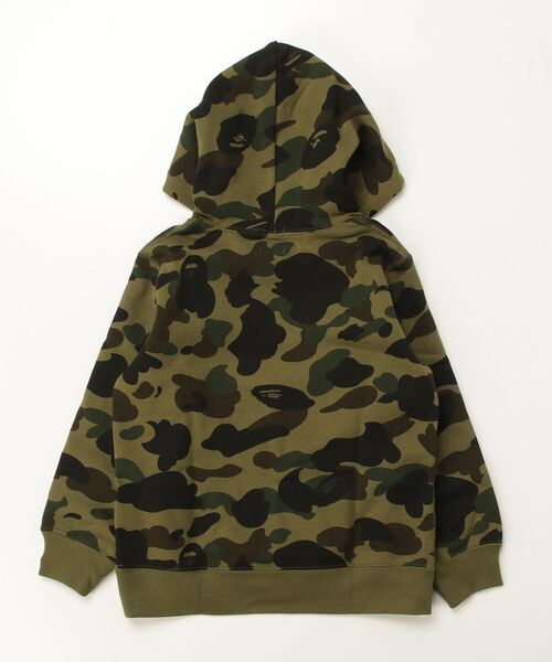A BATHING APE（アベイシングエイプ）の「1ST CAMO ONE POINT PULLOVER HOODIE（パーカー・キッズ・グリーン/イエロー/オレンジ・120/140/130）」の4枚目の写真