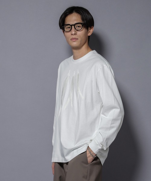 NANO universe（ナノユニバース）の「フェザー エンブロイダリー ロングスリーブTシャツ（Tシャツ/カットソー・メンズ・ホワイト/ブラック・L/M）」の2枚目の写真