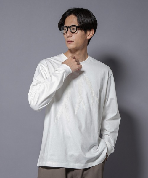 NANO universe（ナノユニバース）の「フェザー エンブロイダリー ロングスリーブTシャツ（Tシャツ/カットソー・メンズ・ホワイト/ブラック・L/M）」の3枚目の写真