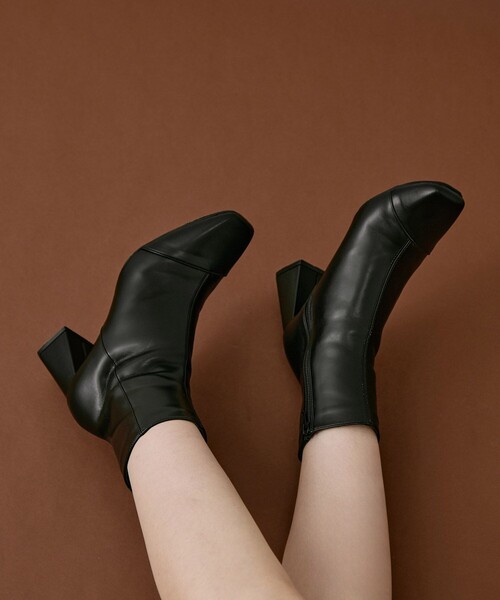 UNITED TOKYO（ユナイテッドトウキョウ）の「クッションスリムショートブーツ｜美脚見え/疲れにくい/オフィスカジュアル/通勤/オケージョン/春服（ブーツ・レディース・ブラック・1/2）」の7枚目の写真