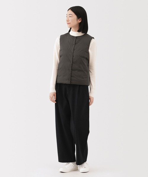 無印良品(ムジルシリョウヒン)の「婦人 軽量ダウンポケッタブルノーカラーベスト(ダウンベスト・レディース・ブラック/ライトベージュ/スモークピンク/ラベンダー/ダークブラウン・S/M/L/XL)」の7枚目の写真