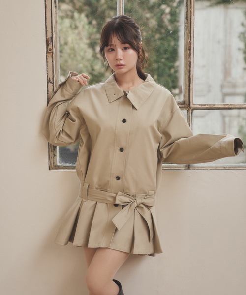 M DOLLY(エムドリー)の「soutien collar gemma pleats coat/ステンカラーリボンプリーツコート(ステンカラーコート・レディース・ネイビー/ベージュ・FREE)」の3枚目の写真