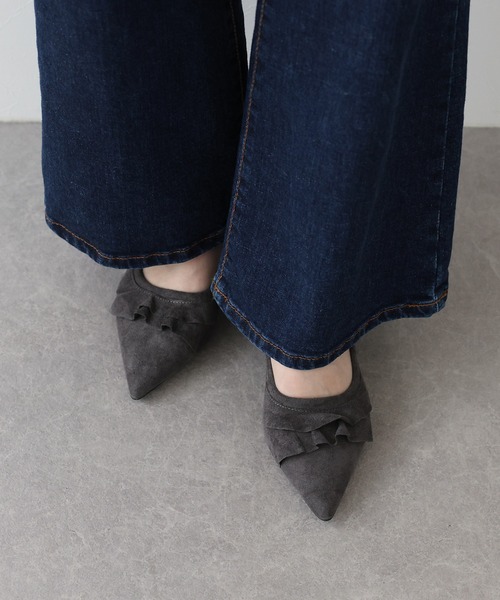 BLUEEAST（ブルーイースト）の「フリルスエードパンプス（パンプス・レディース・グレー/ブラック・MEDIUM/LARGE）」の4枚目の写真