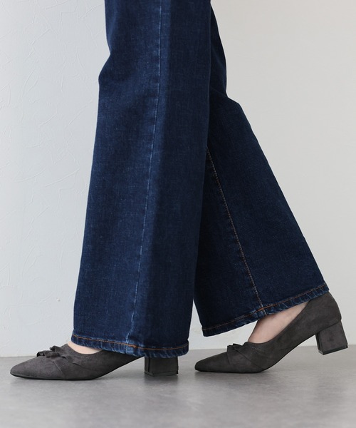 BLUEEAST（ブルーイースト）の「フリルスエードパンプス（パンプス・レディース・グレー/ブラック・MEDIUM/LARGE）」の5枚目の写真