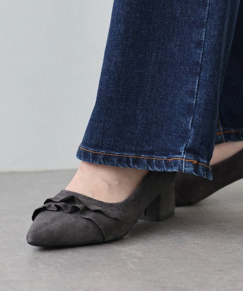 BLUEEAST（ブルーイースト）の「フリルスエードパンプス（パンプス・レディース・グレー/ブラック・MEDIUM/LARGE）」の6枚目の写真