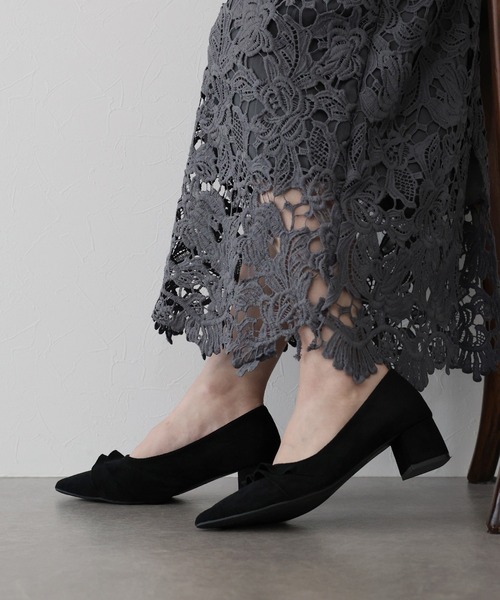 BLUEEAST（ブルーイースト）の「フリルスエードパンプス（パンプス・レディース・グレー/ブラック・MEDIUM/LARGE）」の10枚目の写真