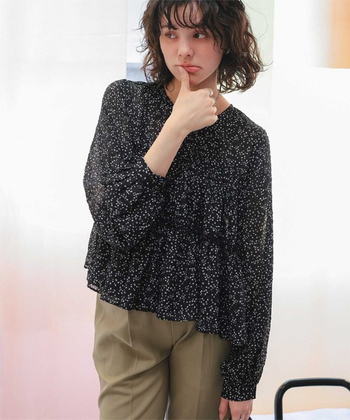 titivate(ティティベイト)の「花柄ティアードギャザーブラウス(シャツ/ブラウス・レディース・ブラック/ブルー/アイボリー・M/S/L)」の2枚目の写真