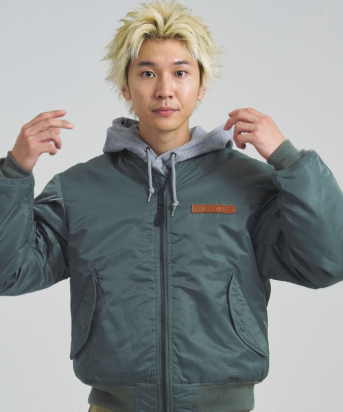 AVIREX（アヴィレックス）の「AVIREX -MA-1 SIGNATURE BIG LOGO（その他アウター・メンズ・ブラック/セージグリーン・M/L/XL）」の3枚目の写真