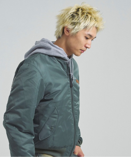 AVIREX（アヴィレックス）の「AVIREX -MA-1 SIGNATURE BIG LOGO（その他アウター・メンズ・ブラック/セージグリーン・M/L/XL）」の6枚目の写真