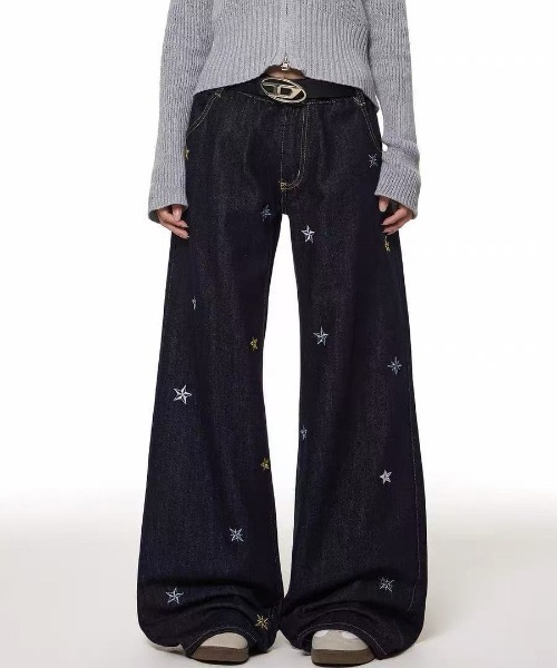ViViDAY(ビビデー)の「星柄刺しゅうデニムワイドパンツ(デニムパンツ・レディース・ブラック・S/M/L)」の2枚目の写真
