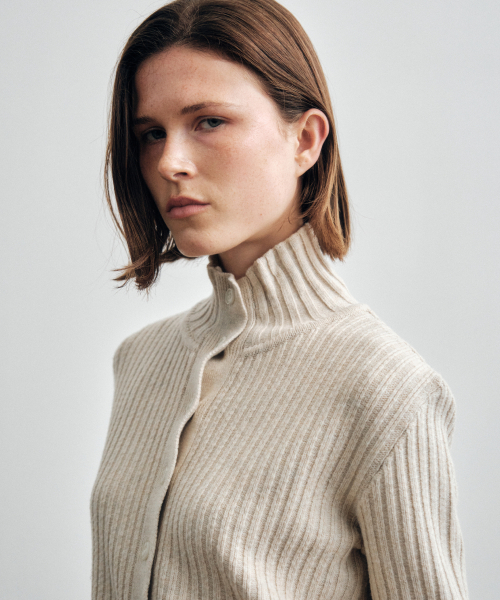 CITTA(シータ)の「Essential Soft High Neck Knit Cardigan_CTK242(Oatmeal)(カーディガン/ボレロ・レディース・オートミール・FREE)」の4枚目の写真