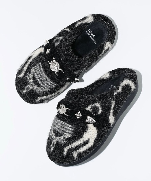 TOGA VIRILIS(トーガ ビリリース)の「【TOGA VIRILIS×SUBU】Knit slip-on TOGA×SUBU(サンダル・メンズ・ネイビー/ブラック/レッド・2/3)」の1枚目の写真