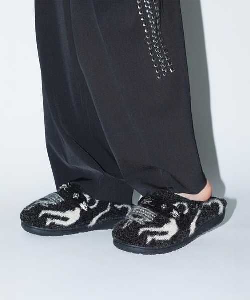 TOGA VIRILIS(トーガ ビリリース)の「【TOGA VIRILIS×SUBU】Knit slip-on TOGA×SUBU(サンダル・メンズ・ネイビー/ブラック/レッド・2/3)」の4枚目の写真