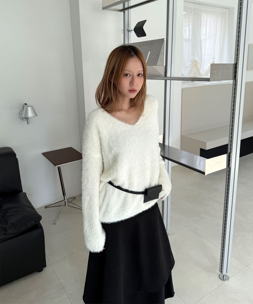 4INT.（フォイント）の「Vネック モヘア シャギー ニットトップス（ニット/セーター・レディース・ホワイト/ブラック・FREE）」の3枚目の写真
