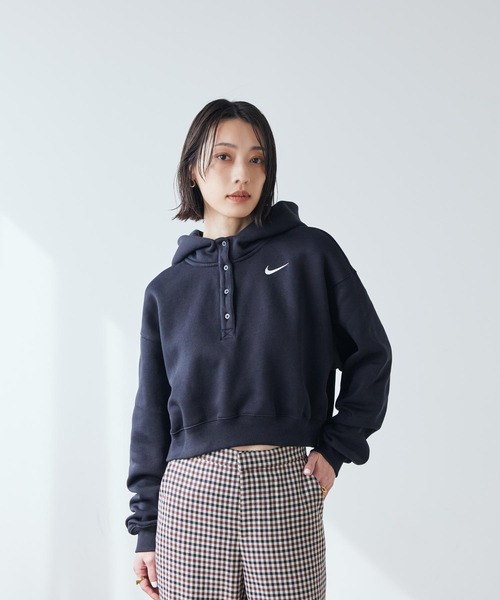 NIKE(ナイキ)の「ナイキ フェニックス フリース ウィメンズ オーバーサイズド クロップド パーカー / Nike Phoenix Fleece Women's Oversized Cropped Hoodie IF0259-010 Black(パーカー・レディース・ブラック・XS/S/M/L/XL)」の13枚目の写真
