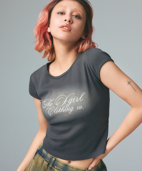 X-girl（エックスガール）の「SPRAY AND CURSIVE SCRIPT LOGO S/S BABY TEE（Tシャツ/カットソー・レディース・ホワイト/ピンク/チャコール・S/M）」の3枚目の写真