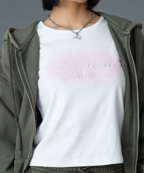 X-girl（エックスガール）の「SPRAY AND CURSIVE SCRIPT LOGO S/S BABY TEE（Tシャツ/カットソー・レディース・ホワイト/ピンク/チャコール・S/M）」の22枚目の写真