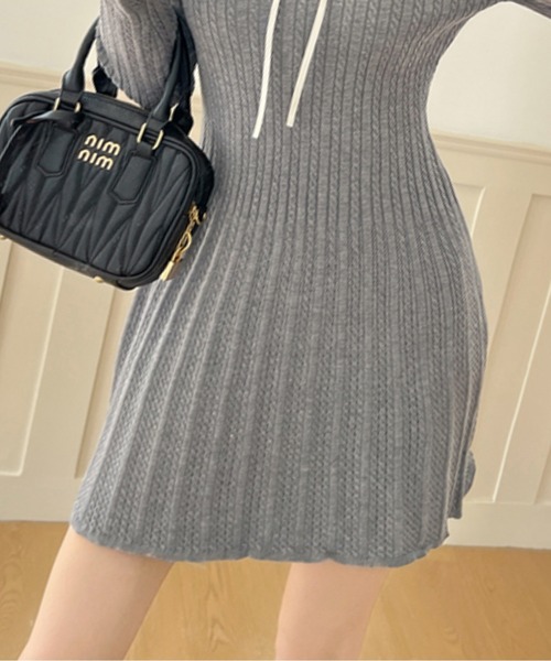 LUCPY(ラクピー)の「レースインナー風リボン付き リブニットワンピース(ワンピース・レディース・グレー・SMALL/MEDIUM/LARGE)」の4枚目の写真