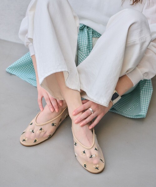 UNITED ARROWS(ユナイテッドアローズ)の「メッシュ フラワー フラットシューズ(バレエシューズ・レディース・ベージュ/ブラック・35/35h/36/36h/37/37h/38)」の2枚目の写真