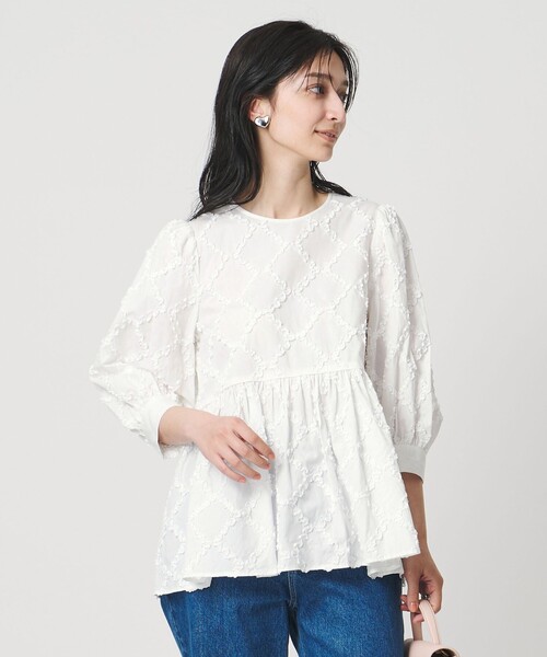 UNITED ARROWS(ユナイテッドアローズ)の「エンブロイダリー フリル トップス(シャツ/ブラウス・レディース・ブラック/ホワイト/ベージュ・FREE)」の1枚目の写真