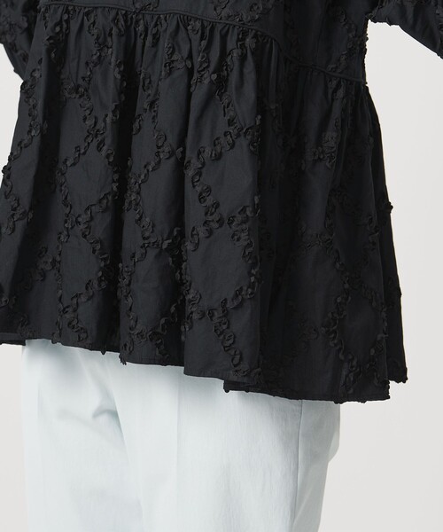 UNITED ARROWS(ユナイテッドアローズ)の「エンブロイダリー フリル トップス(シャツ/ブラウス・レディース・ブラック/ホワイト/ベージュ・FREE)」の14枚目の写真