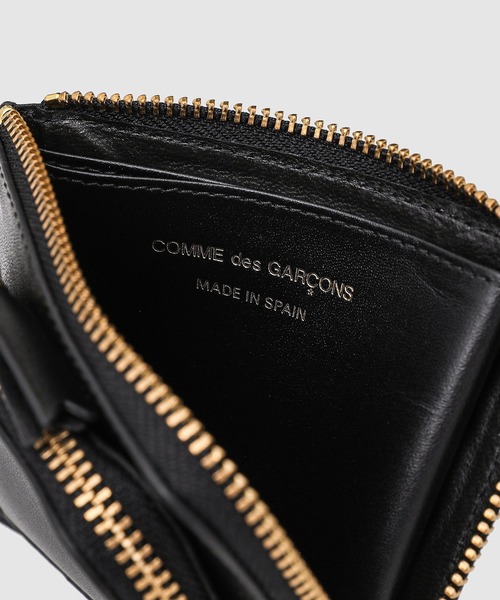 Wallet COMME des GARCONS（ウォレットコム デギャルソン）の「【OUTSIDE POCKET】L-ZIP WALLET（財布・メンズ・ブラック/レッド・ONE SIZE）」の6枚目の写真