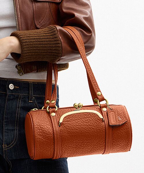 COACH(コーチ)の「キスロック バレル バッグ 28(ショルダーバッグ・レディース・ブラウン系その他・ONE)」の1枚目の写真