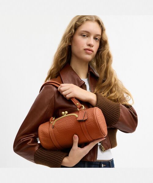 COACH(コーチ)の「キスロック バレル バッグ 28(ショルダーバッグ・レディース・ブラウン系その他・ONE)」の9枚目の写真