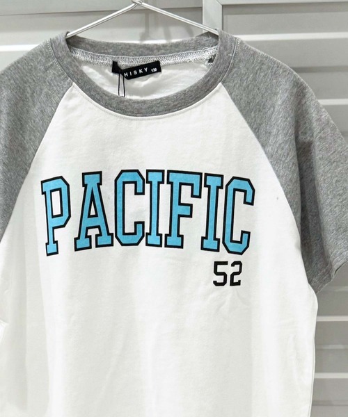 Universal Style Wear（ユニバーサルスタイルウェア）の「ラグランプリントロゴ半袖Tシャツ（Tシャツ/カットソー・キッズ・グレー系その他/ホワイト×グリーン/サックスブルー/杢グレー/オレンジ系その他/ネイビー系/ダークグリーン/ブラック系その他/ベージュ系その他/ダークグリーン系2/ダークグリーン系1/ホワイト×ネイビー/グレー系その他2/ネイビー/チャコール・120cm/130cm/140cm/150cm/160cm）」の5枚目の写真