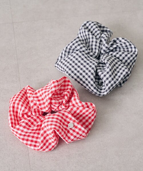 mystic（ミスティック）の「チャーム付きギンガムシュシュ（シュシュ・レディース・レッド/ブラック・ONE SIZE）」の2枚目の写真